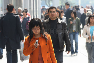 Peking  junge Leute auf der Wangfujing