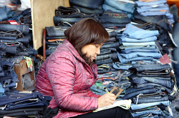 Jeansverkaefer am Cho Dong Xuan Markt