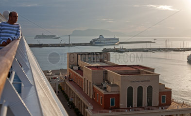 Palermo  Italien  Blick vom Kreuzfahrtschiff auf den Hafen von Palermo