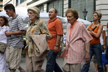 Passanten verschiedener Generationen in Budapest