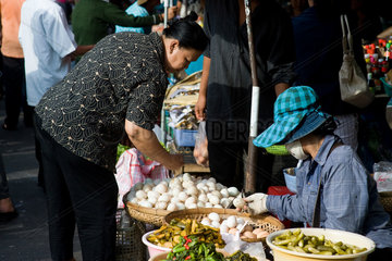 Phnom Penh  Kambodscha  eine Frau kauft Eier auf dem Kandal Markt