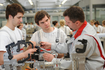 Ingolstadt  Deutschland  Mechatroniker in der Ausbildungswerkstatt bei der Audi AG