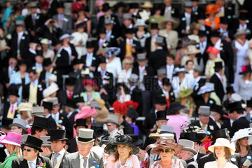 Ascot  Grossbritannien  elegant gekleidete Menschen beim Pferderennen