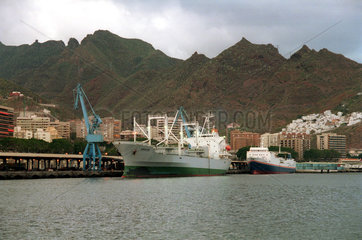 Santa Cruz de Tenerife  Teneriffa  Spanien  Frachtschiffe im Hafen