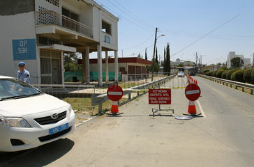 Nikosia  Zypern  UN-Patrouille auf Hoehe des Grenzuebergang Agios Dometios