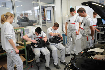 Ingolstadt  Deutschland  Mechatroniker in der Ausbildungswerkstatt bei der Audi AG