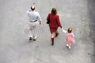 Spanien  Grossvater  Mutter und Kind laufen