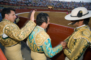 Pikadore (Reiter) gratulieren sich nach einem Stierkampf  Spanien