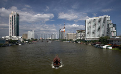 Bangkok  Thailand  Blick von der Somdet Phrachao Tak Sin Bruecke auf den Fluss Chao Phraya