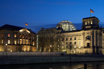 Berlin  Reichstagsgebaeude und Gebaeude der Parlamentarischen Gesellschaft