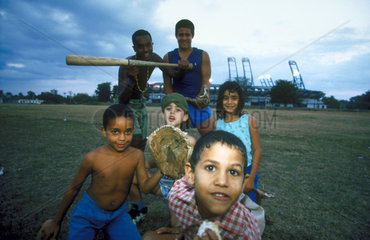 Spielende Kinder nahe dem Sportstadion von Cienfuegos