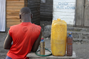 Kibati  Demokratische Republik Kongo  Benzinverkauf auf der Strasse