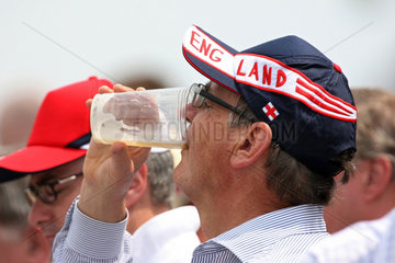 Epsom  Grossbritannien  Mann mit Basecap trinkt ein Bier