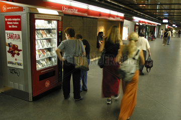 Buch-Automat in einer Metrostation in Barcelona
