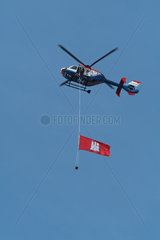 Hamburg  Deutschland  ein Hubschrauber mit einer Hamburger Fahne