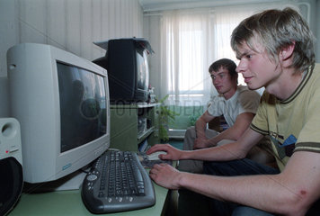 Jugendliche bei einem Computerspiel  Kaliningrad  Russland