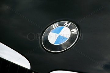 Berlin  Deutschland  BMW-Logo auf einer Motorhaube