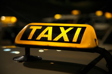 Schild eines Taxis