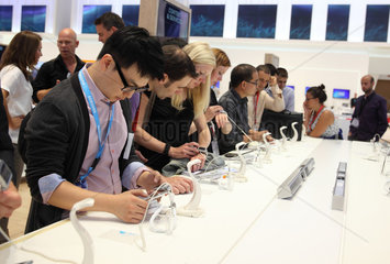 Berlin  Deutschland  Besucher testen die neuen Samsung Galaxy Gear auf der IFA 2013