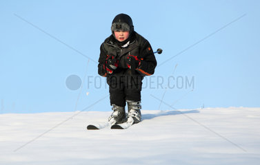 Prangendorf  Deutschland  Junge faehrt Ski