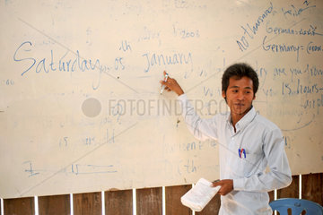 Phum Chikha  Kambodscha  ein Englischlehrer im Unterricht
