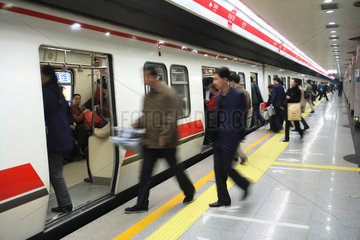 Peking  Fahrgaeste steigen in die U-Bahn ein