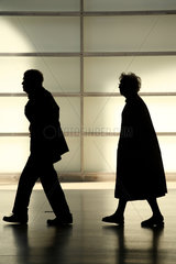 Berlin  Deutschland  die Silhouetten eines Rentnerpaars