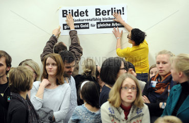 Berlin  Deutschland  Protest von Junglehrern im Berliner Bildungssenat
