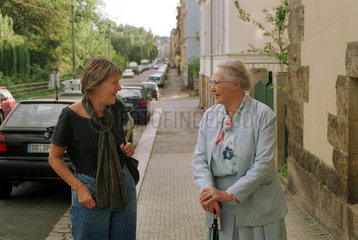 Zwei Frauen halten einen Plausch auf der Strasse  Dresden