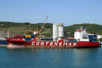 Containerschiff im Hafen von Mao auf Menorca