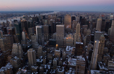 Sonnenuntergang im verschneiten New York vom Empire State Building gesehen