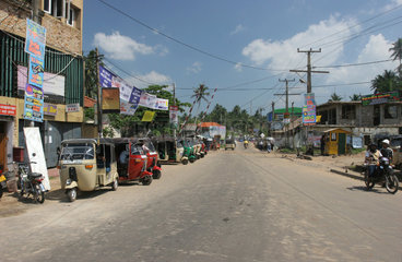 Hikkaduwa  Sri Lanka  Strassenszene mit wartenden Tuk-Tuks