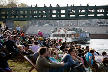 Berlin  Deutschland  Menschen sitzen am Capital Beach in Berlin-Tiergarten