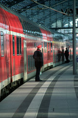 Berlin  Deutschland  Regionalbahn und Bahnangestellte auf dem Berliner Hauptbahnhof