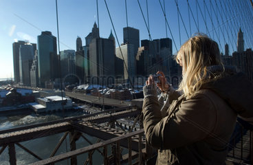 Touristin fotografiert von der Brooklyn Bridge in New York