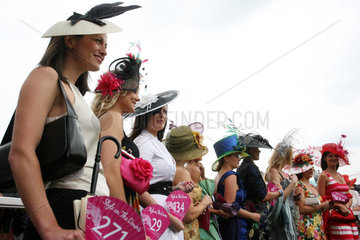 Epsom  Grossbritannien  elegant gekleidete Frauen beim Pferderennen