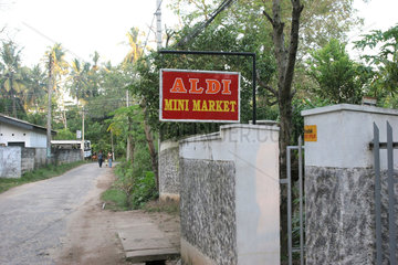 Mirissa  Sri Lanka  ein Strassenschild wirbt fuer den -ALDI Mini Market-