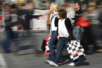 Frankfurt am Main  Deutschland  junge Frauen mit Einkaufstueten