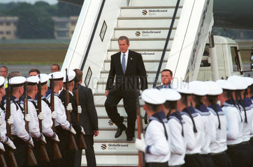 George W. Bush beim Verlassen der Air Force One
