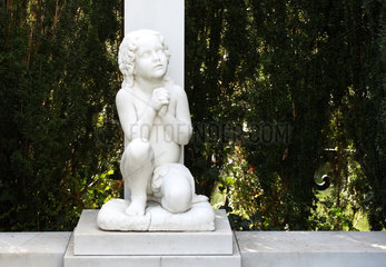 Bad Arnis  Figur auf einem Grab auf dem Friedhof