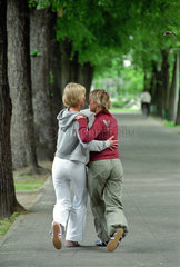 Poznan  zwei tanzende Maedchen im Park