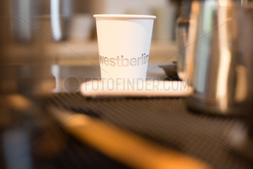 Berlin  Deutschland  ein Coffee-to-Go im Kaffee Westberlin
