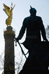 Berlin  Deutschland  das Bismarck-Nationaldenkmal und die Siegessaeule auf dem Grossen Stern