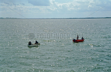 Angler in zwei Booten auf dem See Jeziorsko  Polen