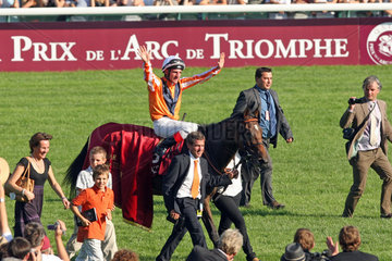 Paris  Frankreich  Danedream nach dem Sieg mit Andrasch Starke im Qatar Prix de l'Arc de Triomphe