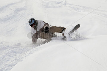 Belalp  Schweiz  ein Mann faehrt Snowboard im Tiefschnee
