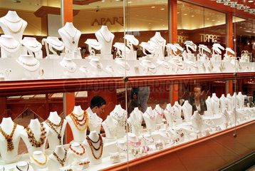 Vitrine der Juwelierkette Apart im Manufaktura  einem Einkaufszentrum in Lodz  Polen