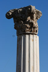Tharros  Italien  eine ionische Saeule in den Ueberresten der antiken Stadt Tharros