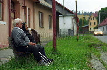 Ein Rentnerpaar auf einer Bank  Slowakei