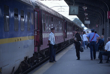 Schaffner vor Abfahrt eines Fernzuges am -Gara de Nord- (Nordbahnhof)  Bukarest